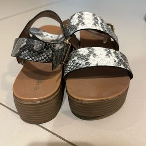 Women’s sandals size 10